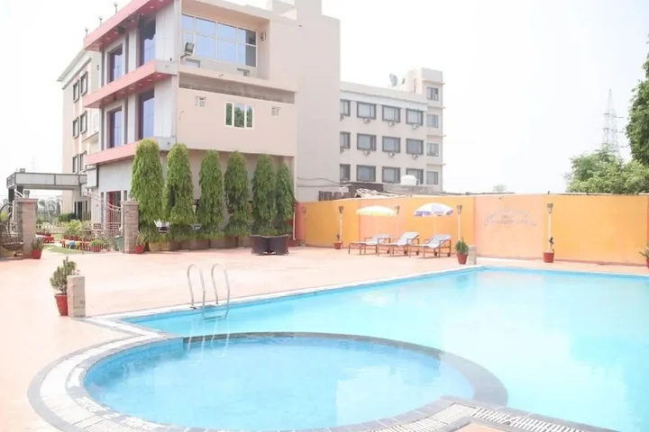 Бахрайч: Leisure Resort