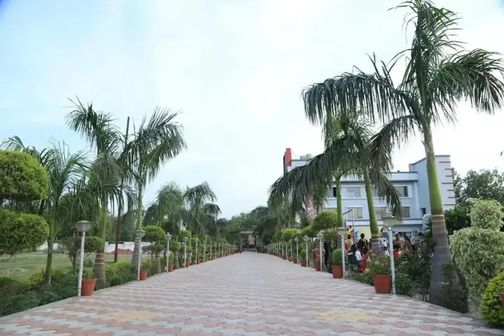 Бахрайч: Leisure Resort