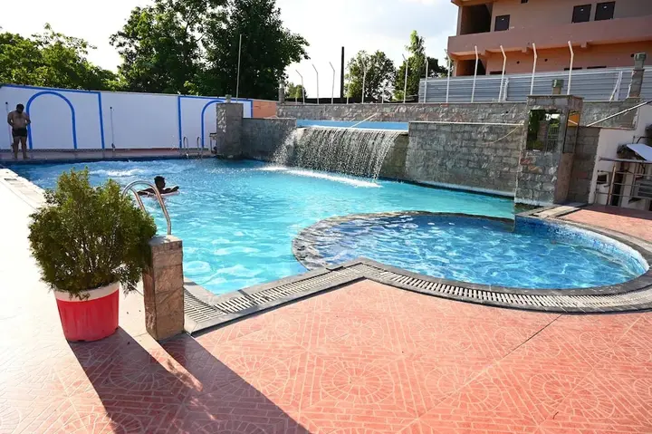 Бахрайч: Leisure Resort