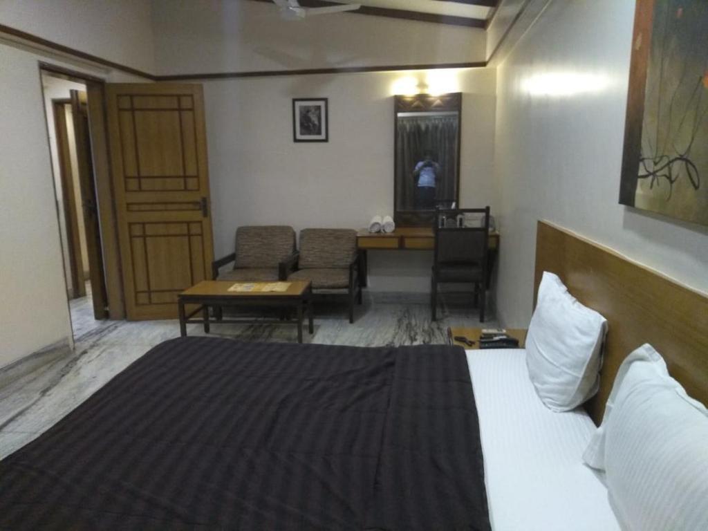 Тхане: Hotel Jawahar