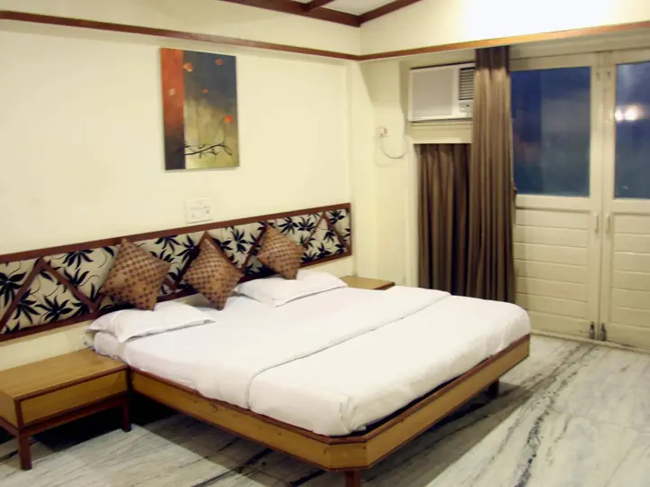Тхане: Hotel Jawahar