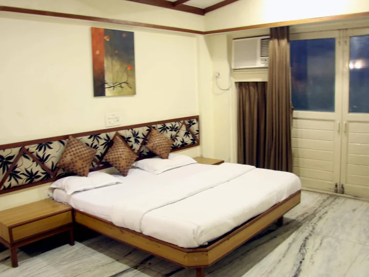 Тхане: Hotel Jawahar