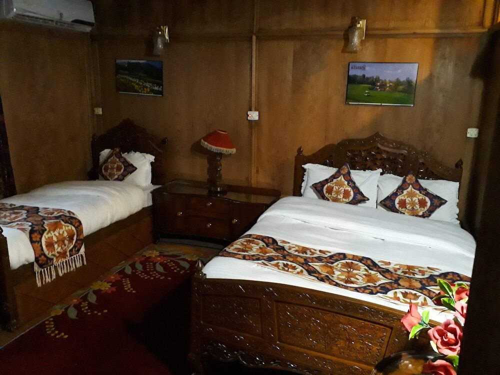 Шринагар: Houseboat Prince Of Bombay