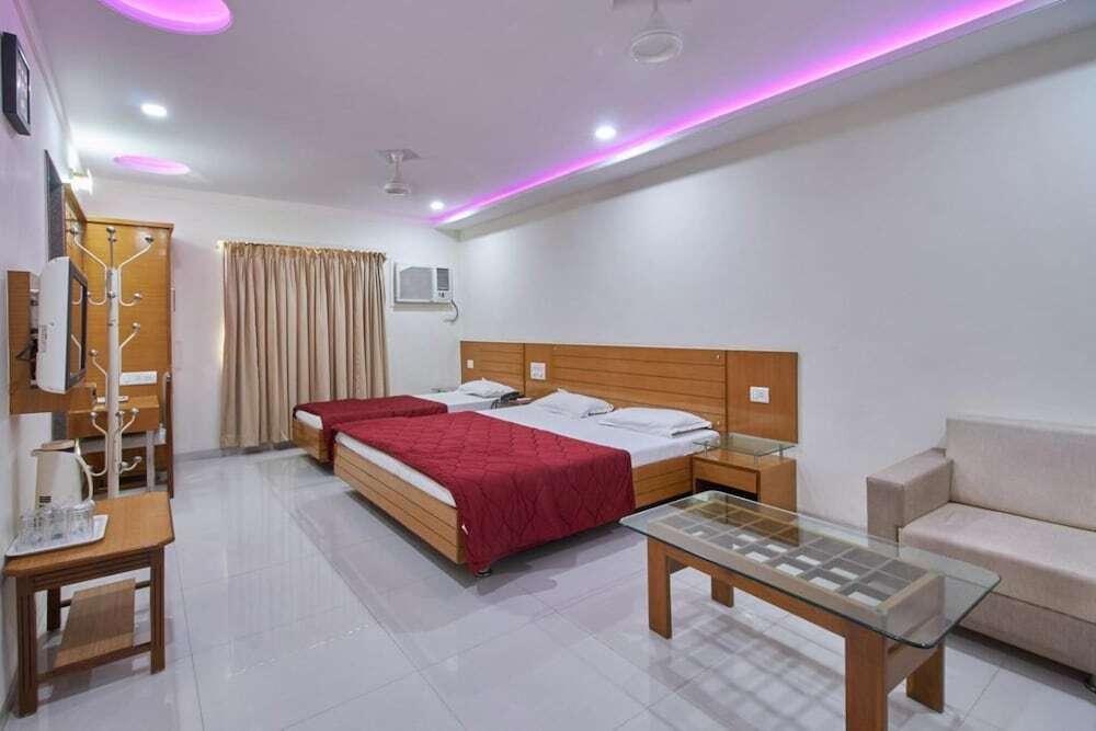 Сурат: Hotel Sarita