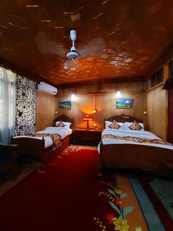 Шринагар: Badyari Palace Group of Houseboat