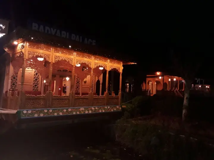 Шринагар: Badyari Palace Group of Houseboat