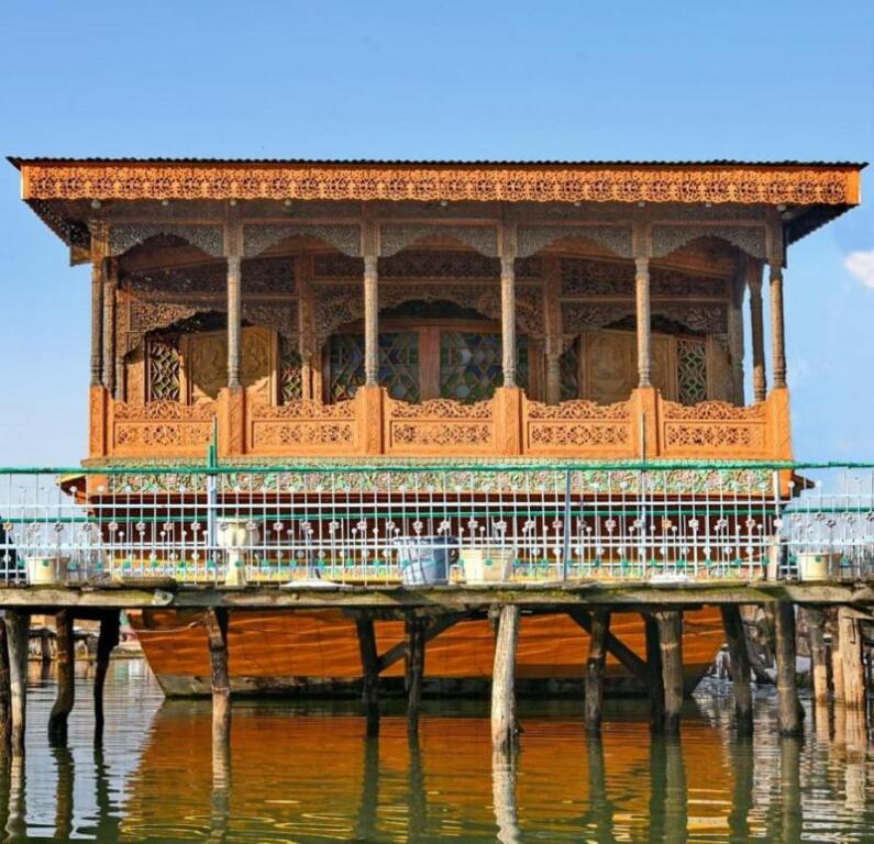 Шринагар: De Laila House Boat (Marketed By Sterling)