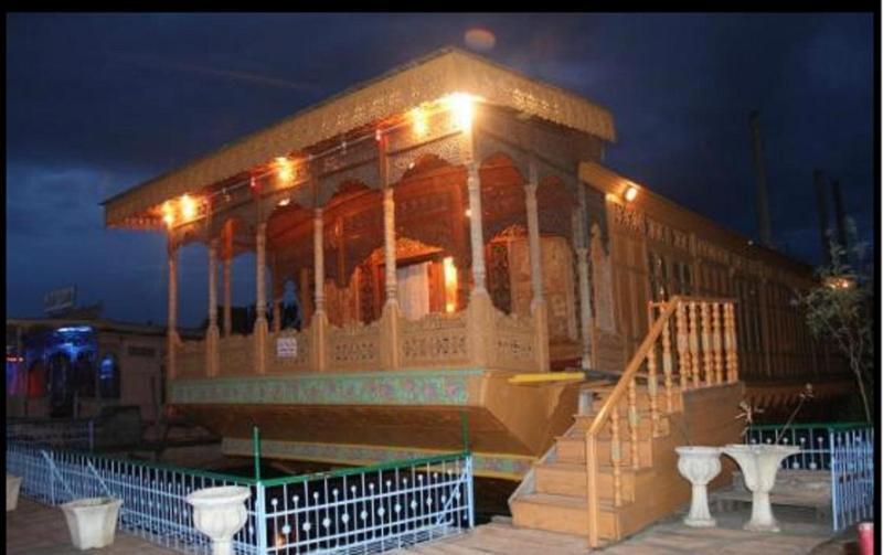 Шринагар: De Laila House Boat (Marketed By Sterling)