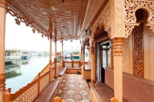 Шринагар: Houseboat Ambassador