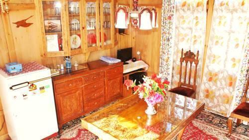 Шринагар: Houseboat Ambassador
