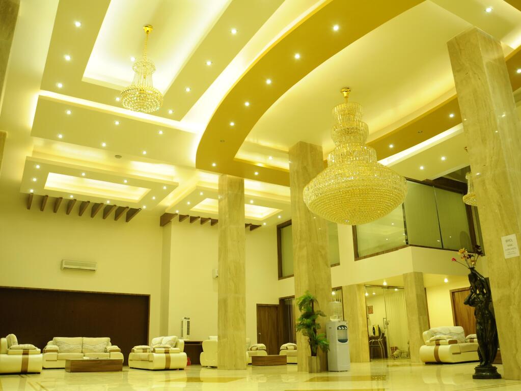 Раджкот: The Evergrand Palace