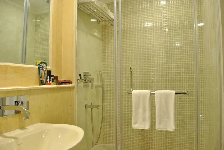 Гувахати: Dynasty Hotel