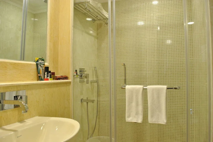 Гувахати: Dynasty Hotel