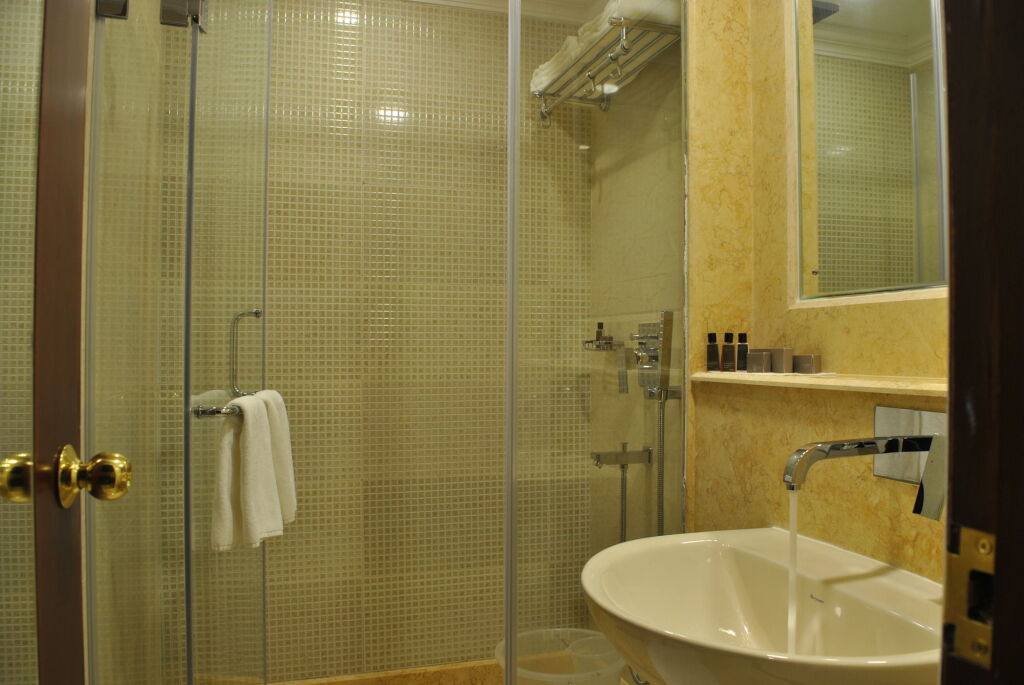 Гувахати: Dynasty Hotel