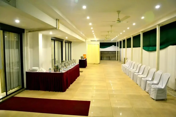 Нагпур: Hotel Flora Inn