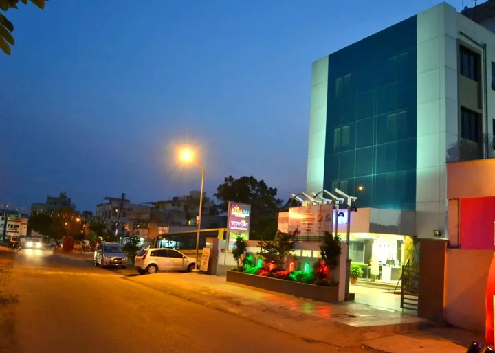 Нагпур: Hotel Flora Inn