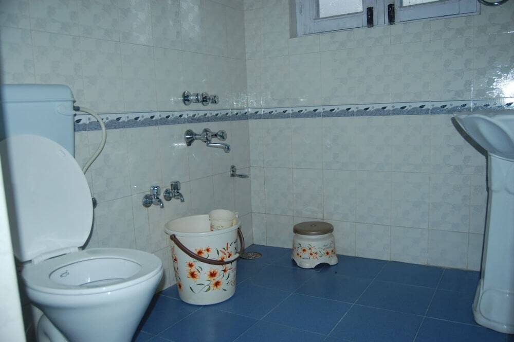 Шринагар: Calm Holiday Inn