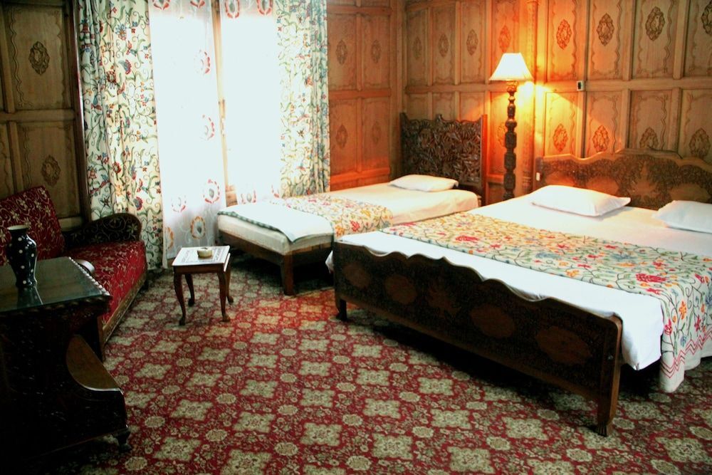 Golden Flower Heritage Houseboat — фото 1