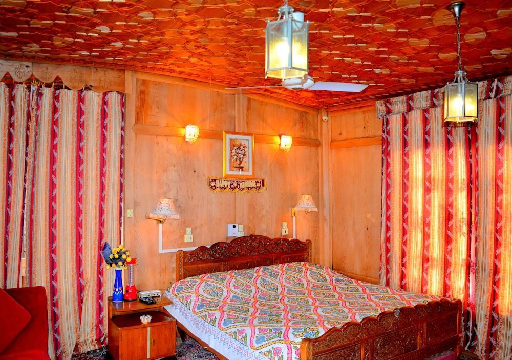 Golden Flower Heritage Houseboat — фото 2