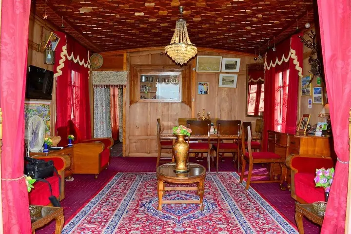 Шринагар: Golden Flower Heritage Houseboat