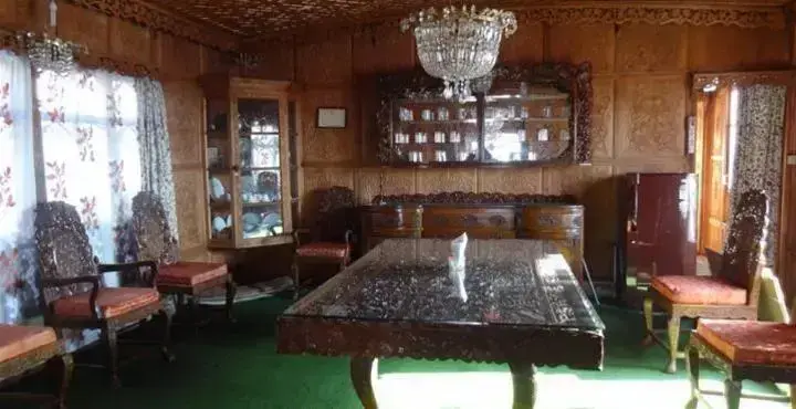Шринагар: R. I. E. Heritage Group of  Houseboats Srinagar