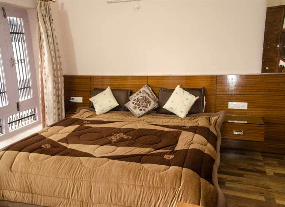 Чамба: Hotel Monal