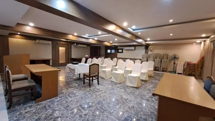 Ананд: Hotel Tulsi