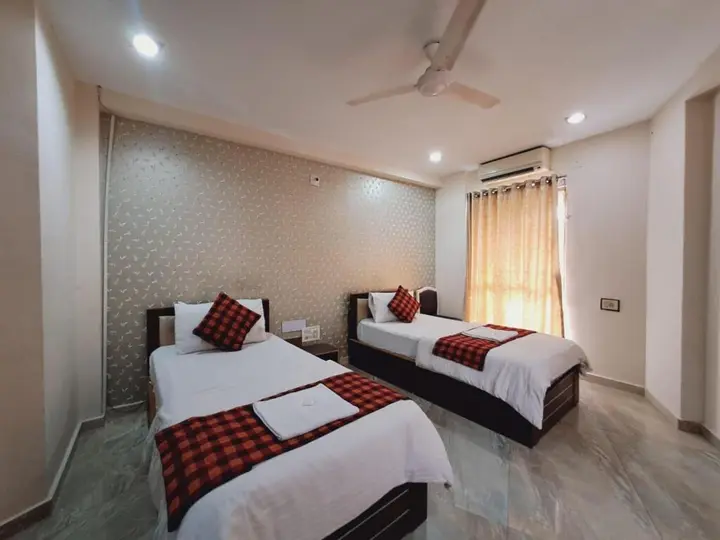 Ананд: Hotel Tulsi
