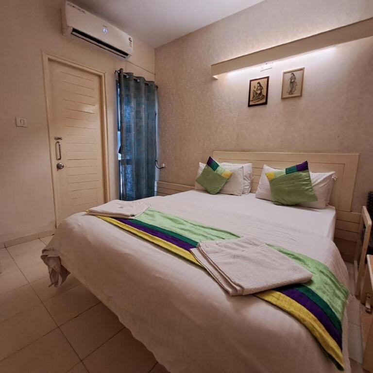 Ананд: Hotel Tulsi
