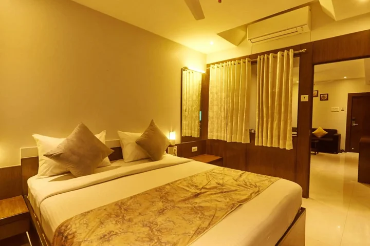 Ширди: Hotel G-Square
