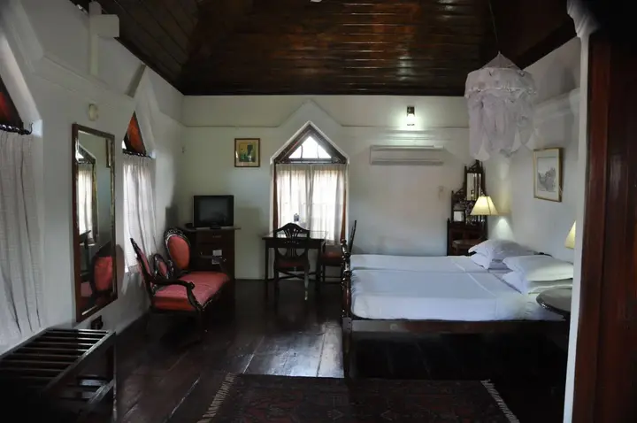 Коччи: The Old Courtyard Hotel