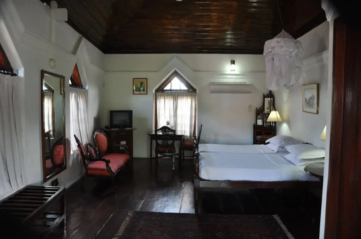 Коччи: The Old Courtyard Hotel