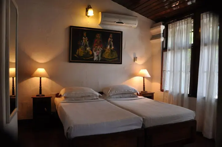 Коччи: The Old Courtyard Hotel