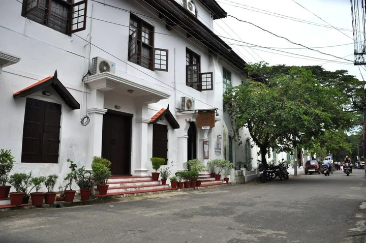 Коччи: The Old Courtyard Hotel