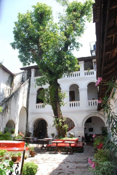 Коччи: The Old Courtyard Hotel