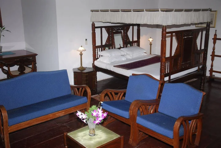Коччи: The Old Courtyard Hotel