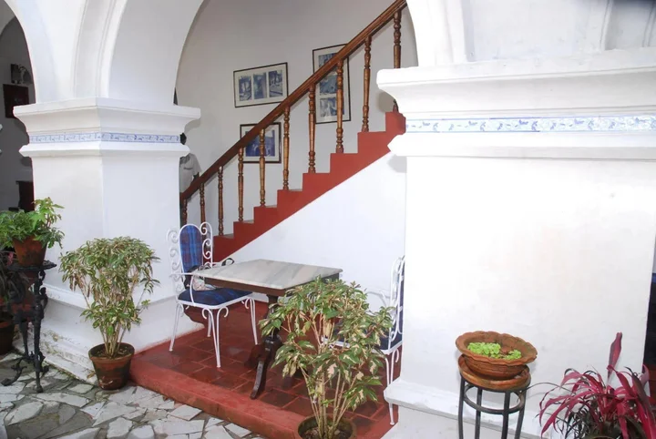 Коччи: The Old Courtyard Hotel