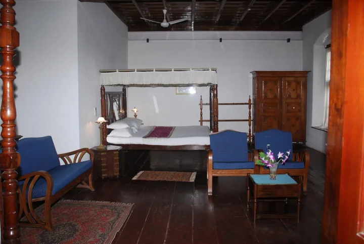 Коччи: The Old Courtyard Hotel