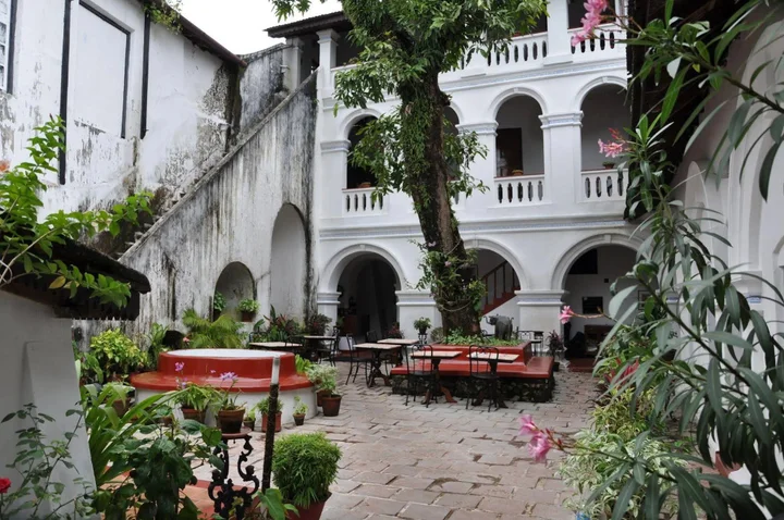 Коччи: The Old Courtyard Hotel