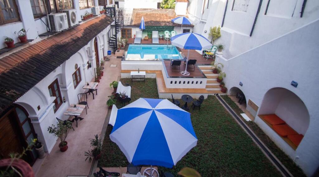 Коччи: The Old Courtyard Hotel