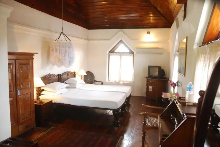 Коччи: The Old Courtyard Hotel