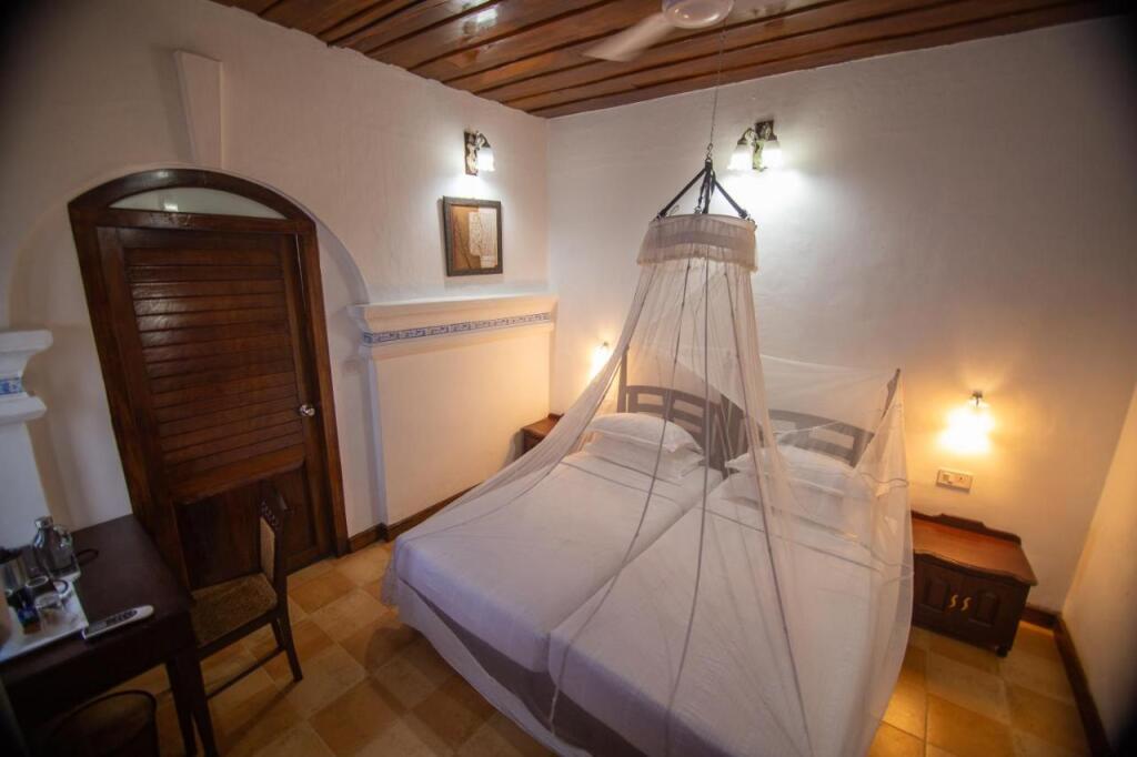 Коччи: The Old Courtyard Hotel