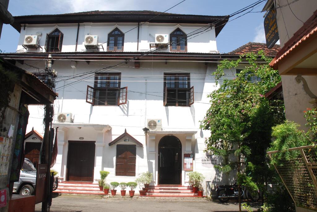 Коччи: The Old Courtyard Hotel