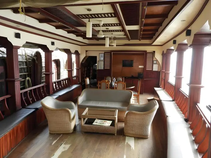 Кумараком: Aqua Jumbo Houseboat