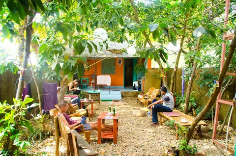 Анджуна: Bricks and Bamboo Hostel