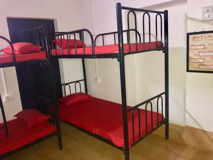 Анджуна: Bricks and Bamboo Hostel