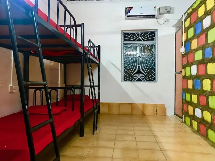 Анджуна: Bricks and Bamboo Hostel