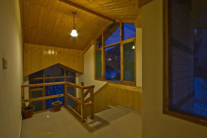 Манали: OYO 8866 Mountain Face Cottage
