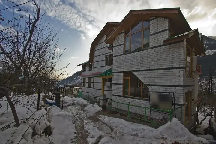 Манали: OYO 8866 Mountain Face Cottage