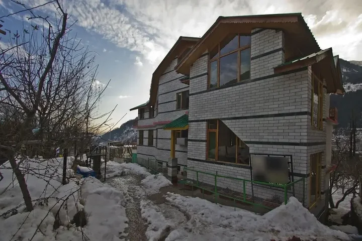 Манали: OYO 8866 Mountain Face Cottage